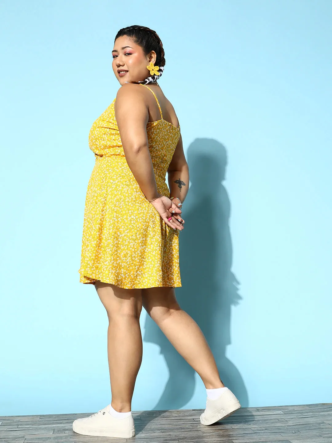 Berrylush Women Plus Size Yellow & White Floral Printed V-Neck Sleeveless Pleated Wrap Mini Dress