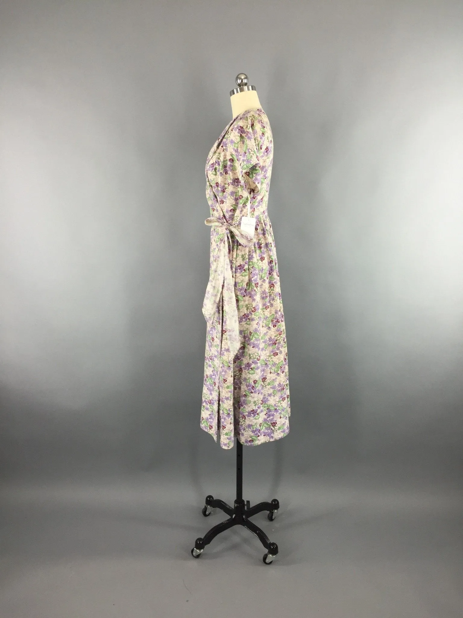 Vintage 1940s Wrap Dress / Floral Print Feedsack Cotton