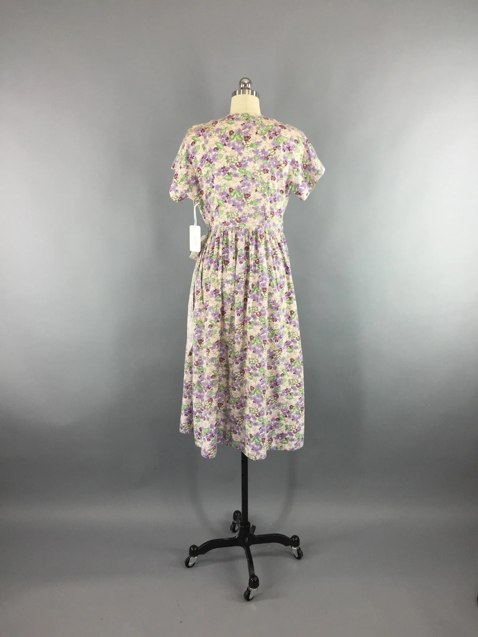 Vintage 1940s Wrap Dress / Floral Print Feedsack Cotton