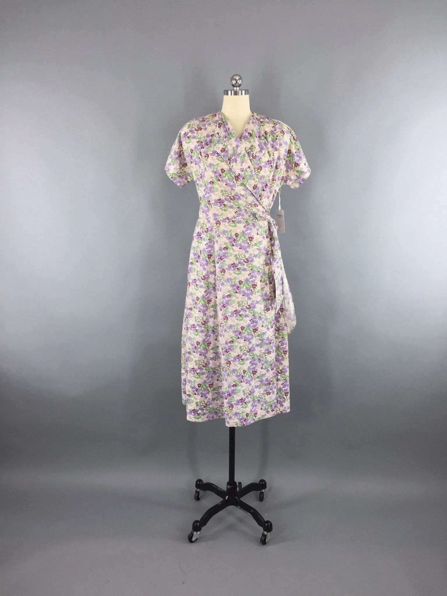 Vintage 1940s Wrap Dress / Floral Print Feedsack Cotton